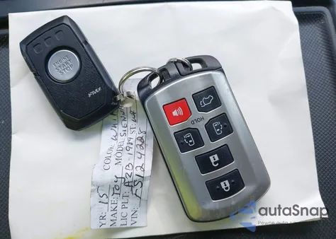 2015 Toyota Sienna Xle 7 Passenger z USA, uszkodzony, nr VIN 5TDDK3DC2FS124228